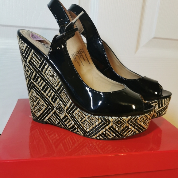Lightly used size 8.5 wedge heels - Picture 2 of 6